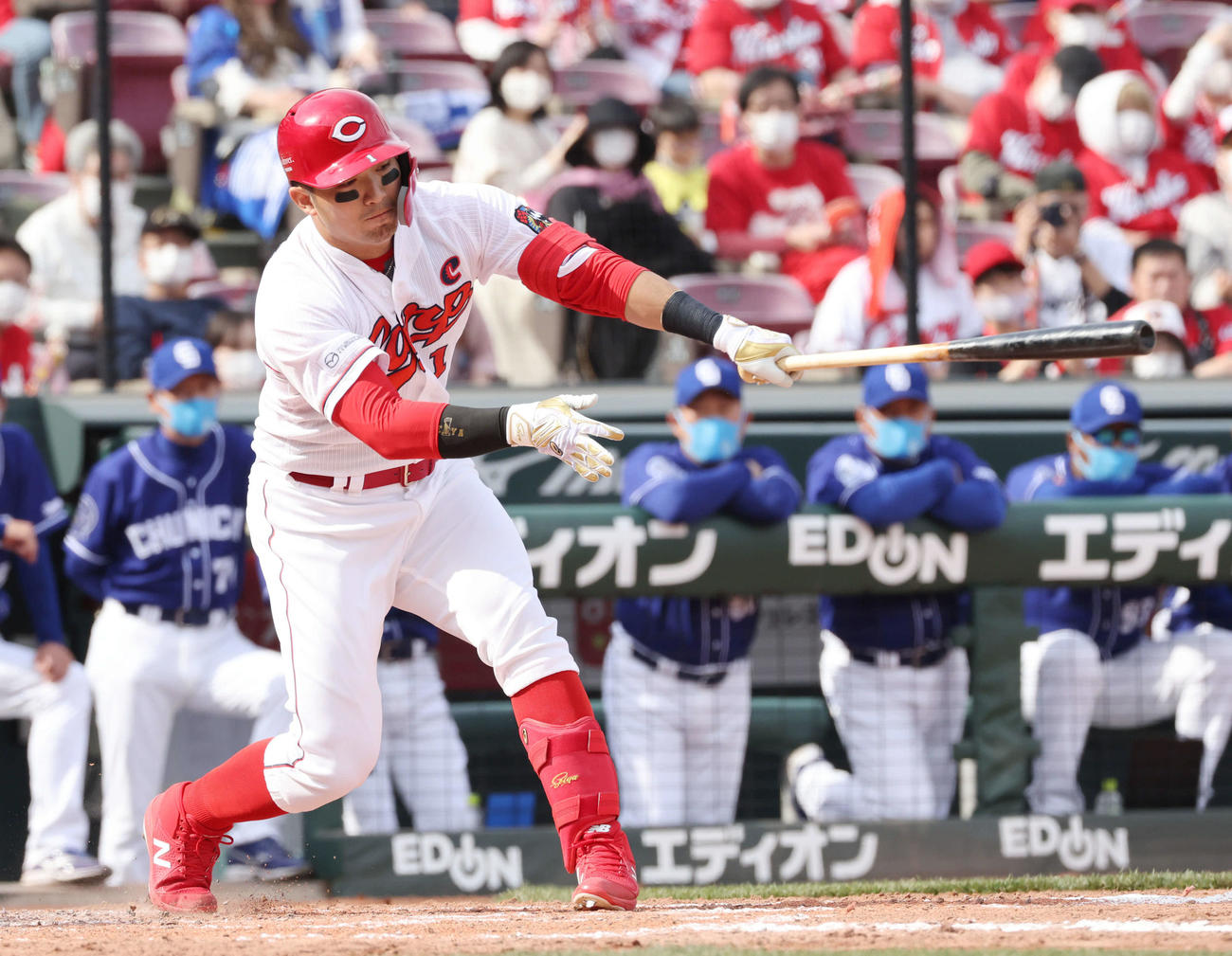 鈴木誠は勝ち越しの左適時打を放つ（撮影・加藤孝規）