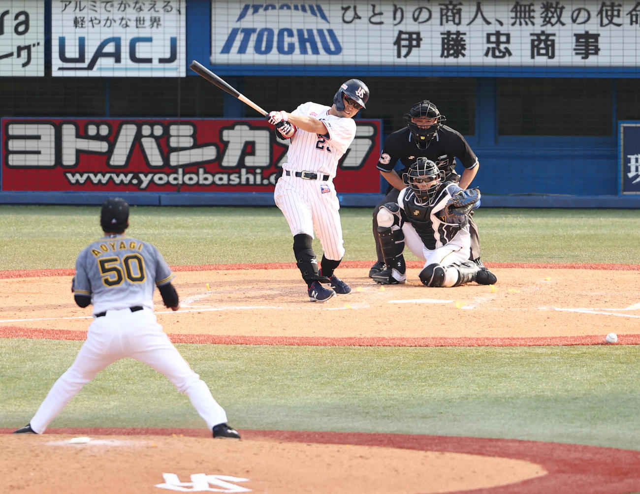 ヤクルト対阪神　5回裏ヤクルト2死二、三塁、青柳から遊適時安打を放つ青木（撮影・野上伸悟）