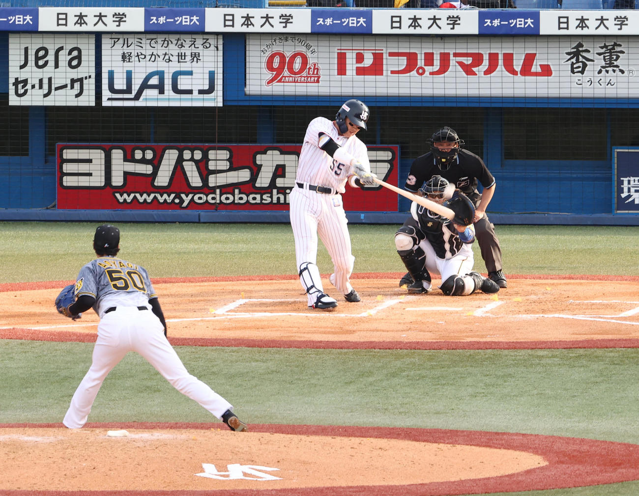 ヤクルト対阪神　6回裏ヤクルト無死、青柳から左越え本塁打を放つ村上（撮影・野上伸悟）