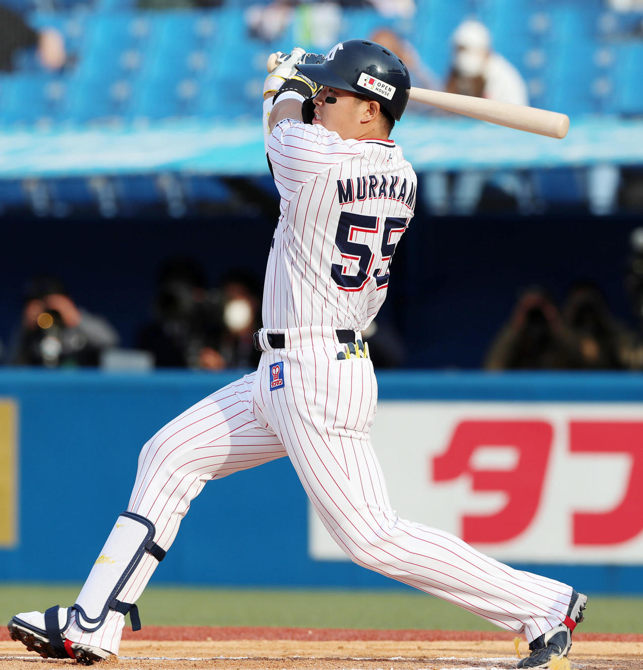 村上は左越え本塁打を放つ（撮影・加藤哉）