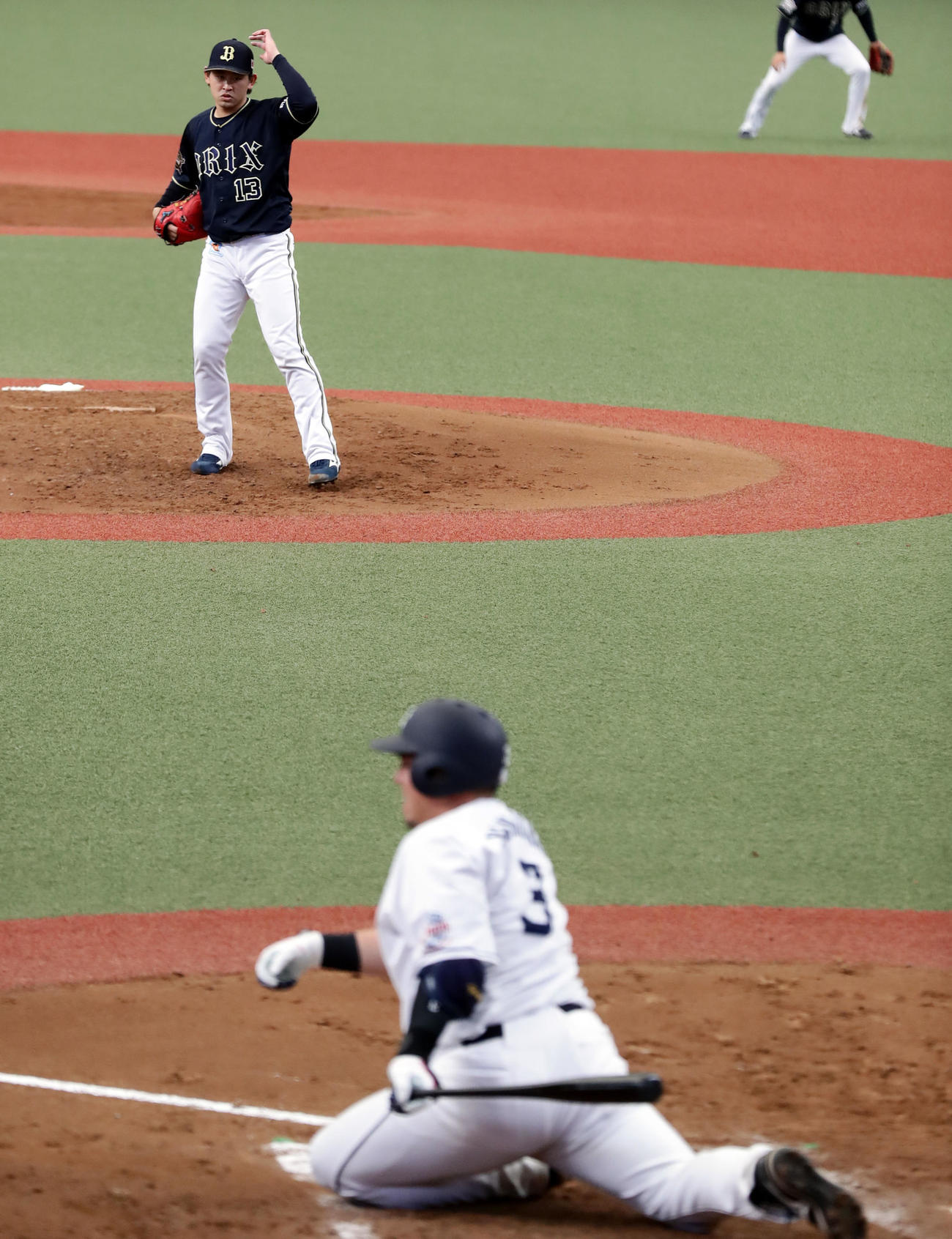 西武対オリックス　4回裏西武無死、山川を空振り三振に仕留める宮城（撮影・浅見桂子）