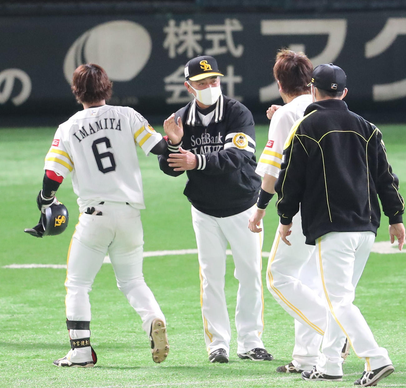 通算500勝を飾った工藤公康監督、サヨナラ安打を放った今宮健太を出迎える（撮影・梅根麻紀）