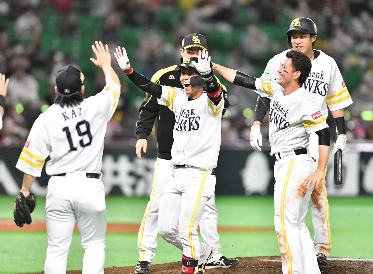 9回裏ソフトバンク1死二塁、中越えサヨナラ打を放った今宮健太（中央）はナインに迎えられ笑顔を見せる（撮影・岩下翔太）