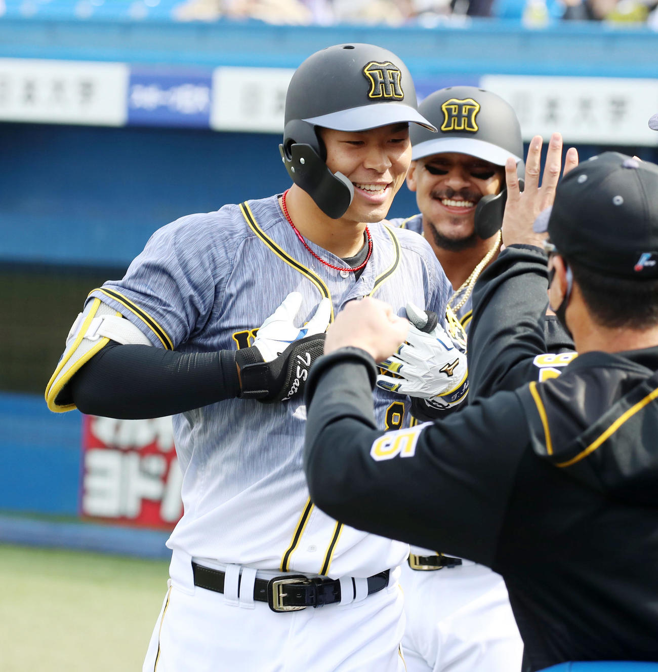 ヤクルト対阪神　1回表阪神2死三塁、佐藤輝は中越え2点本塁打を放ちベンチ前でゴリラポーズ（撮影・加藤哉）