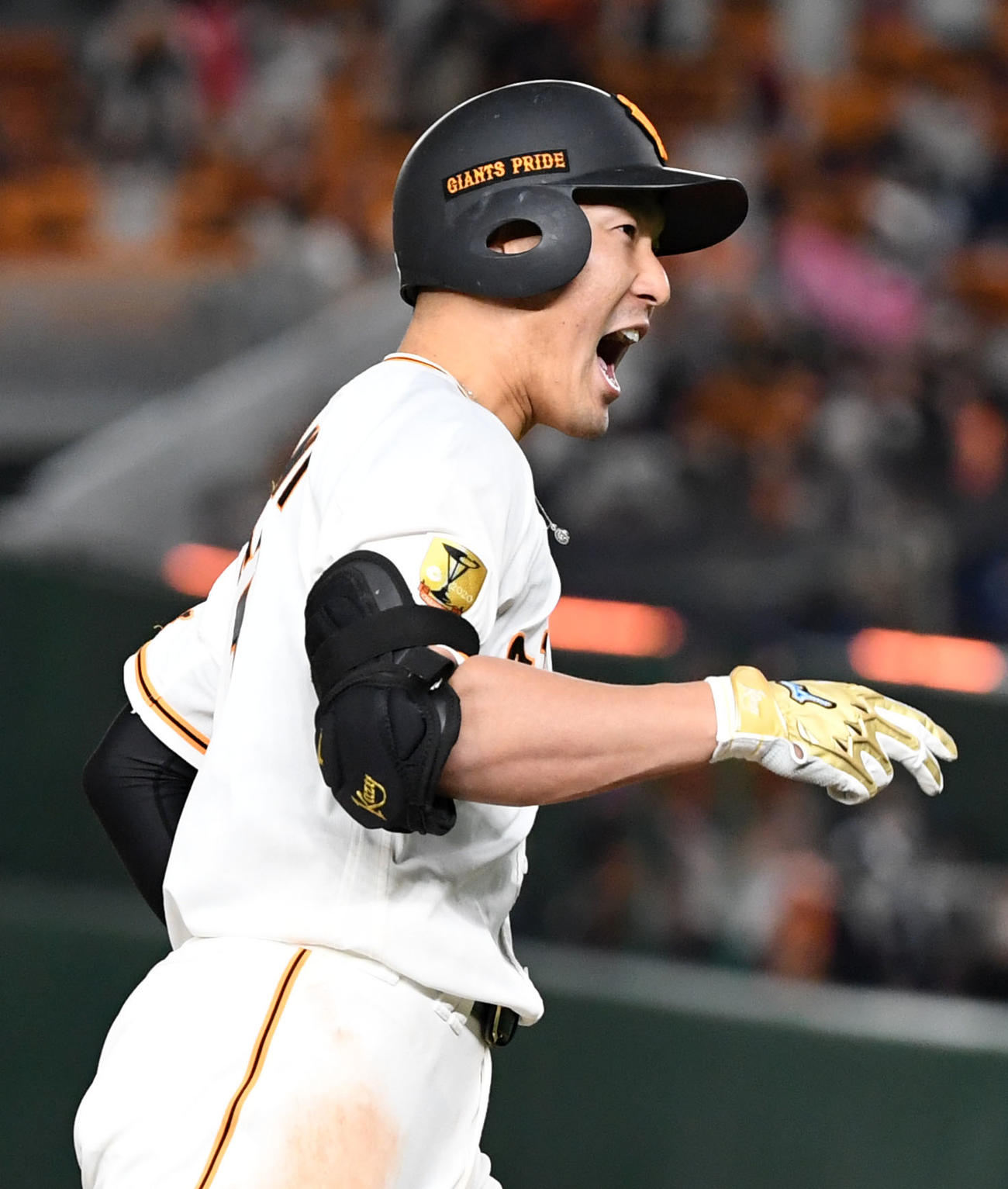 巨人対DeNA　7回裏巨人2死満塁、右越え満塁本塁打を放ち笑顔を見せる梶谷（撮影・横山健太）