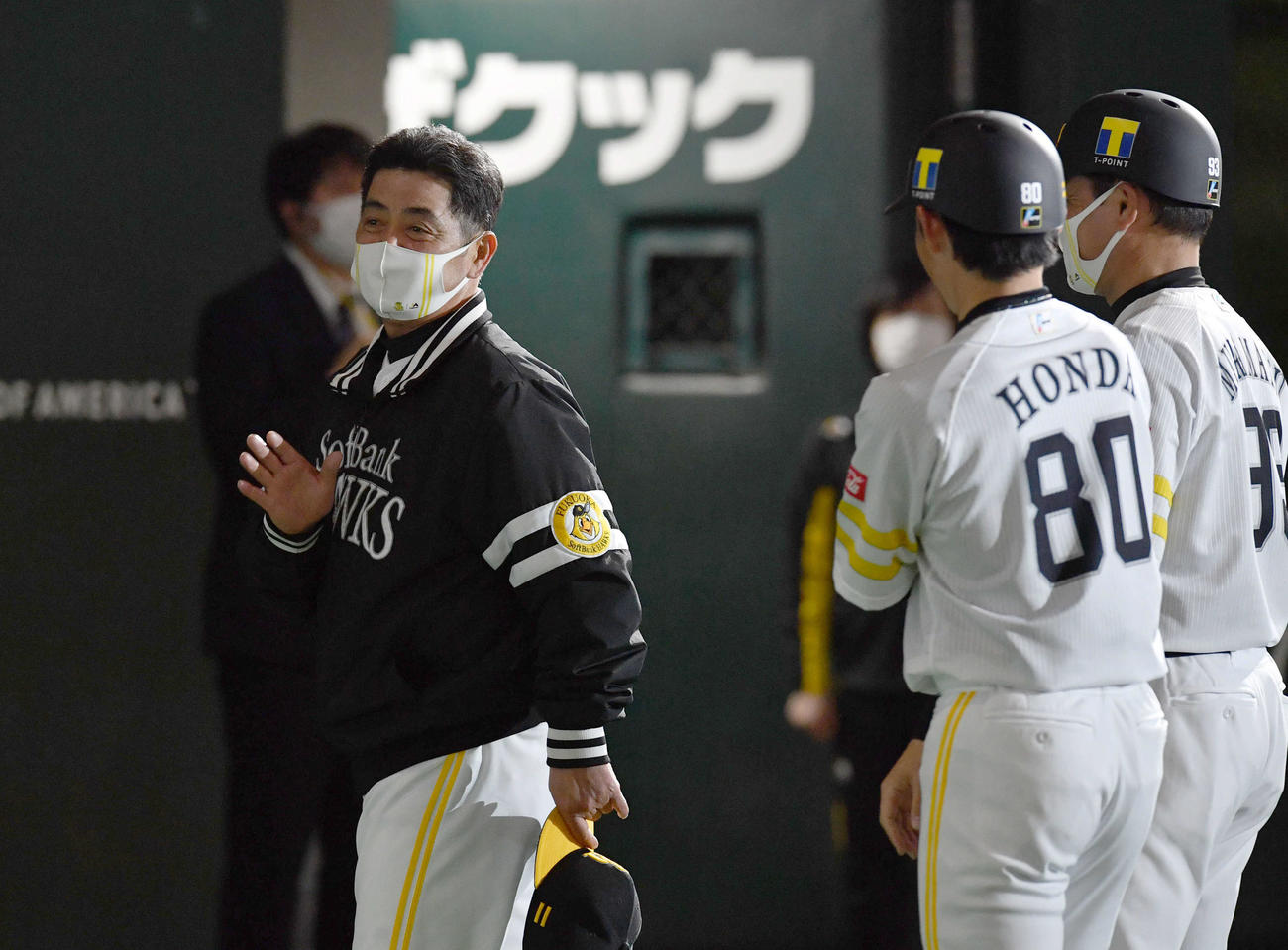 ソフトバンク対ロッテ　監督通算500勝を達成し、（右から）村松有人外野守備走塁コーチ、本多雄一内野守備走塁コーチと談笑しながら引き揚げる工藤公康監督（撮影・岩下翔太）