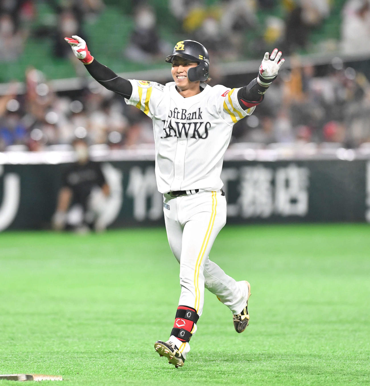 ソフトバンク対ロッテ　9回裏ソフトバンク1死二塁、中越えサヨナラ打を放ち、笑顔でナインに駆け寄る今宮（撮影・岩下翔太）