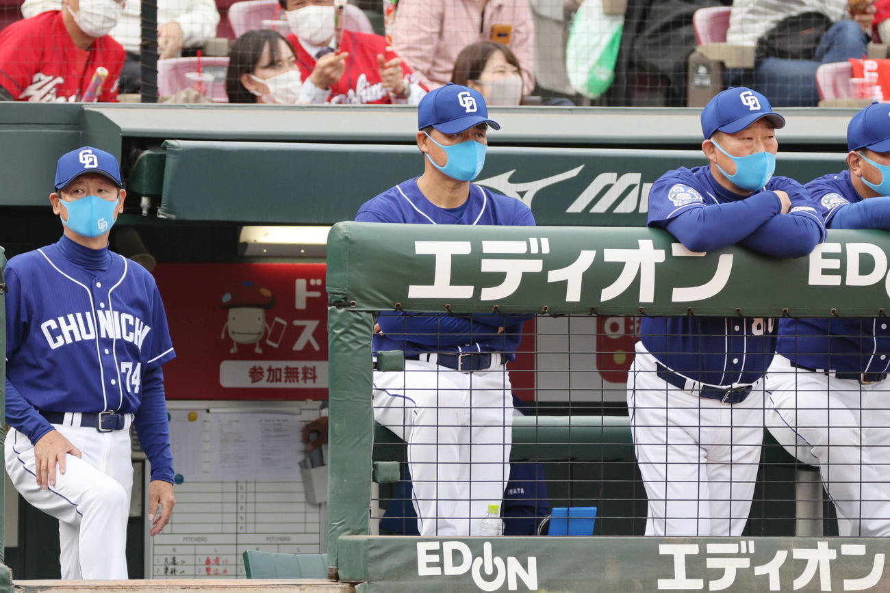 プロ野球広島対中日　6回裏広島、ベンチの与田剛監督（中央）（撮影・加藤孝規）＝2021年3月27日、マツダスタジアム