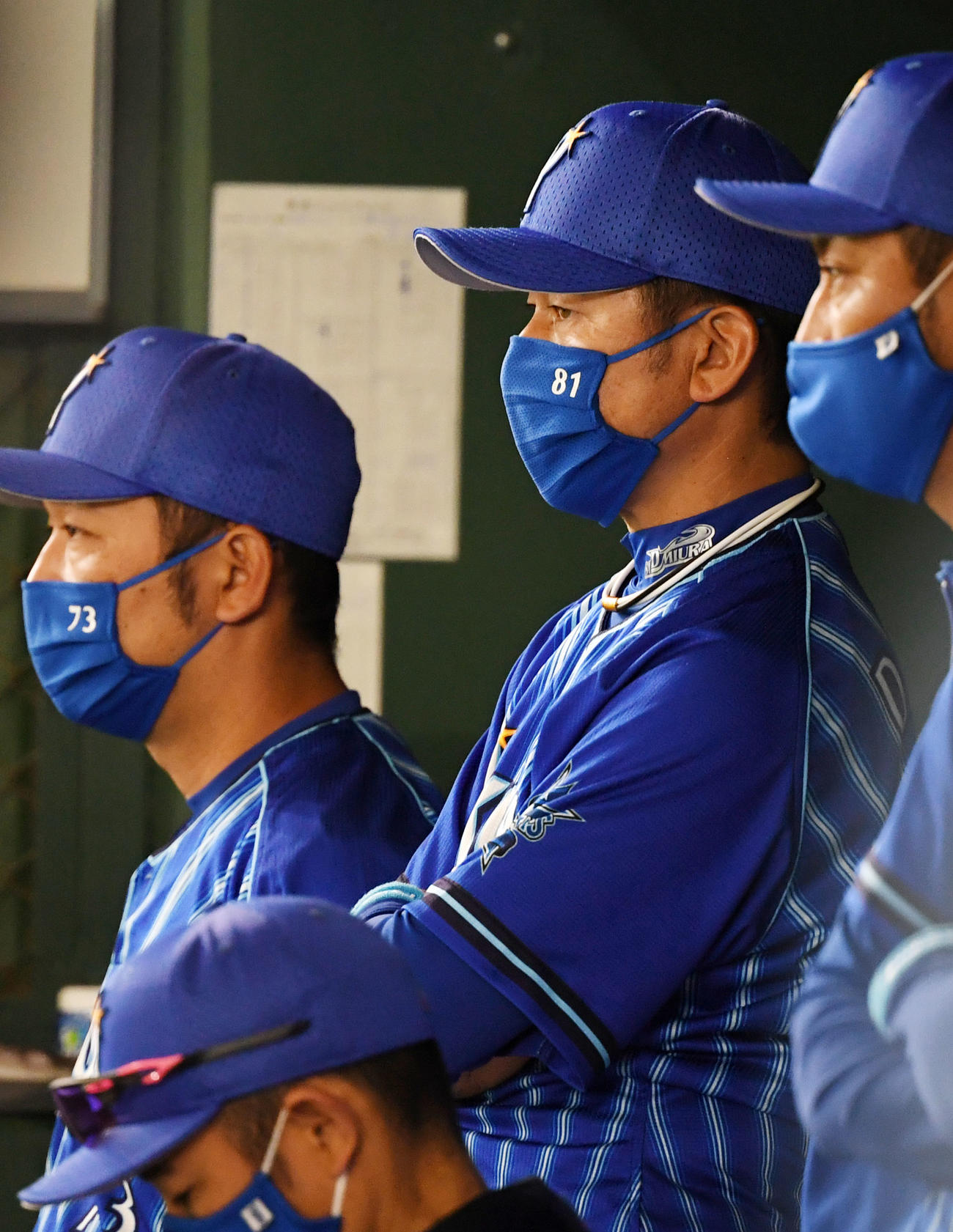 巨人対DeNA　試合を見つめるDeNA三浦監督（撮影・横山健太）