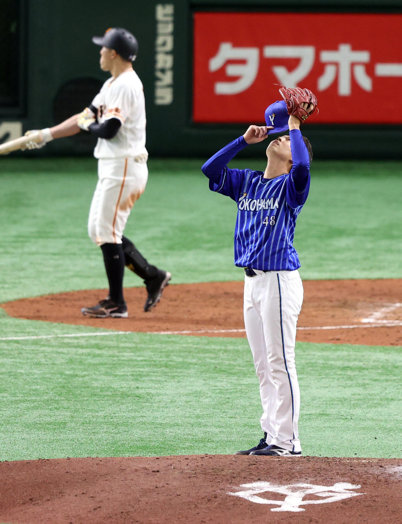 巨人対DeNA　4回裏巨人無死、梶谷（後方）に四球を与え、悔しがる京山（撮影・狩俣裕三）