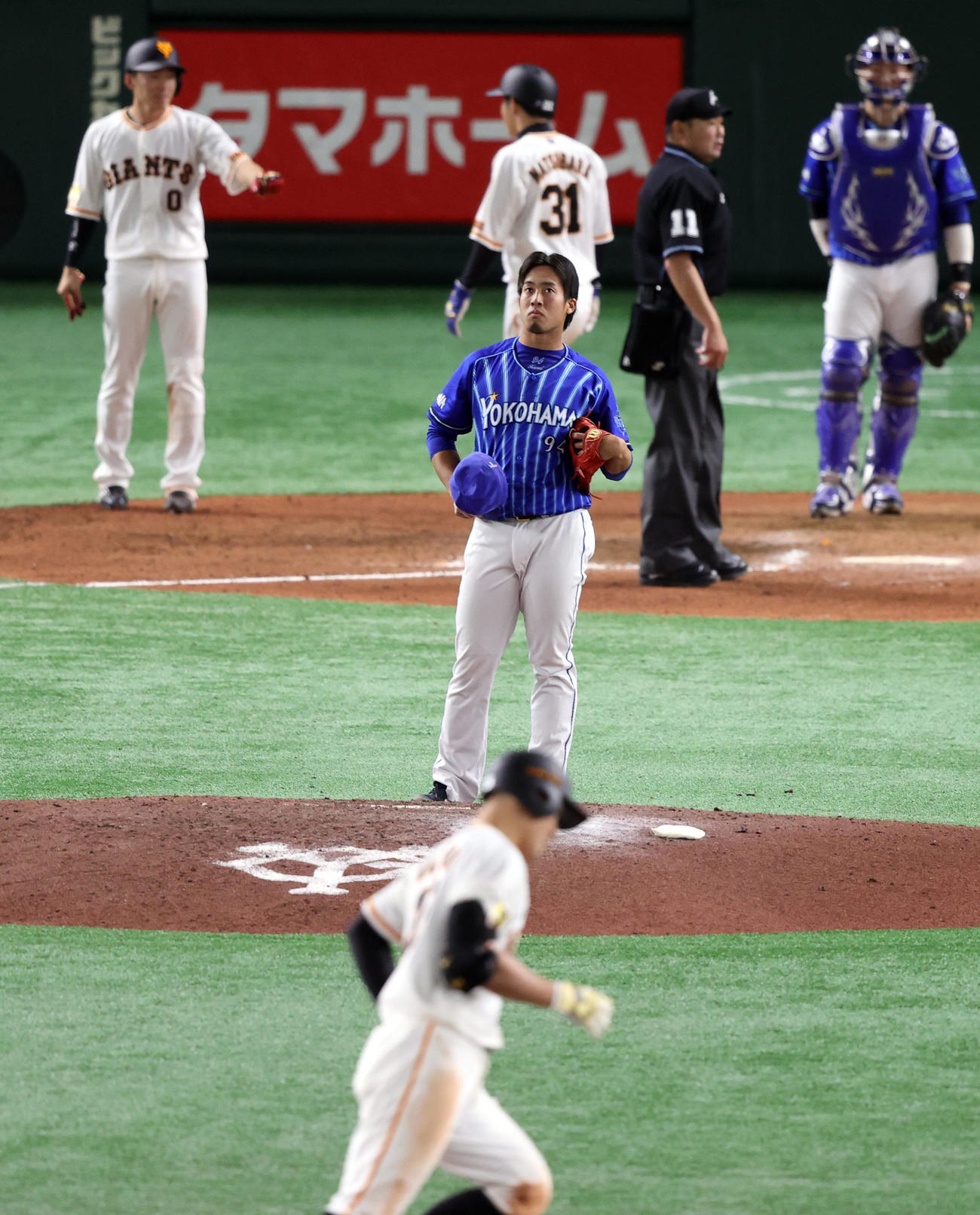 巨人対DeNA　7回裏巨人2死満塁、梶谷（手前）に満塁弾を浴びる笠井（撮影・狩俣裕三）