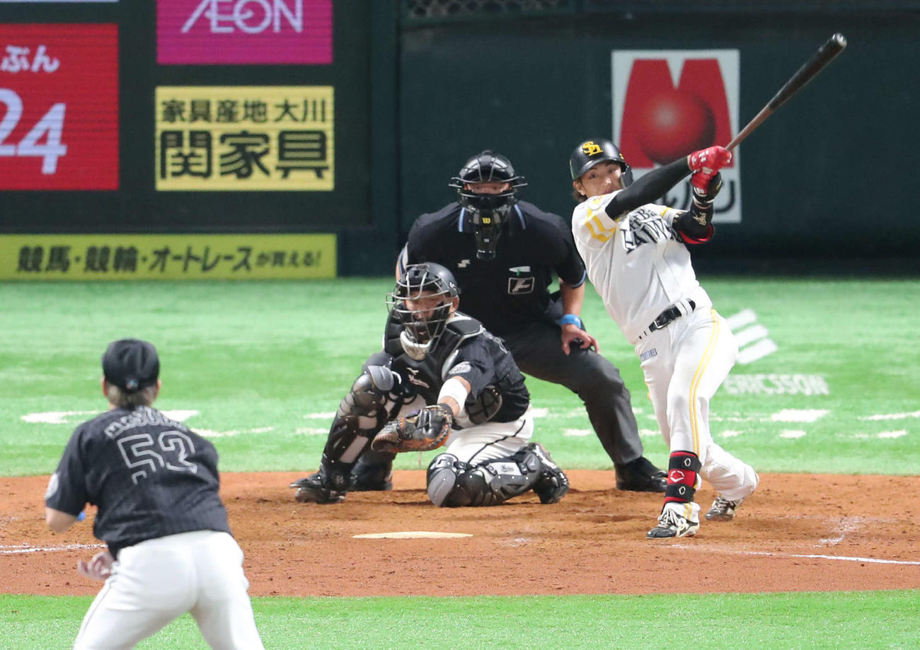 ソフトバンク対ロッテ　9回裏ソフトバンク1死二塁、今宮はサヨナラとなる二塁打を放つ（撮影・梅根麻紀）