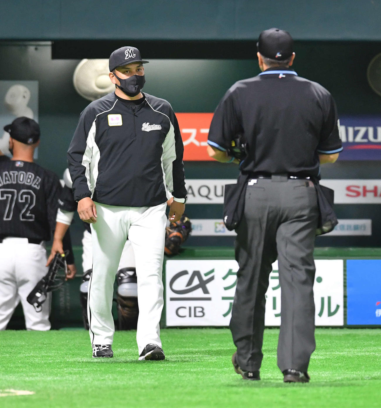 ソフトバンク対ロッテ　9回表終了後、投手の交代を告げる井口監督（撮影・岩下翔太）