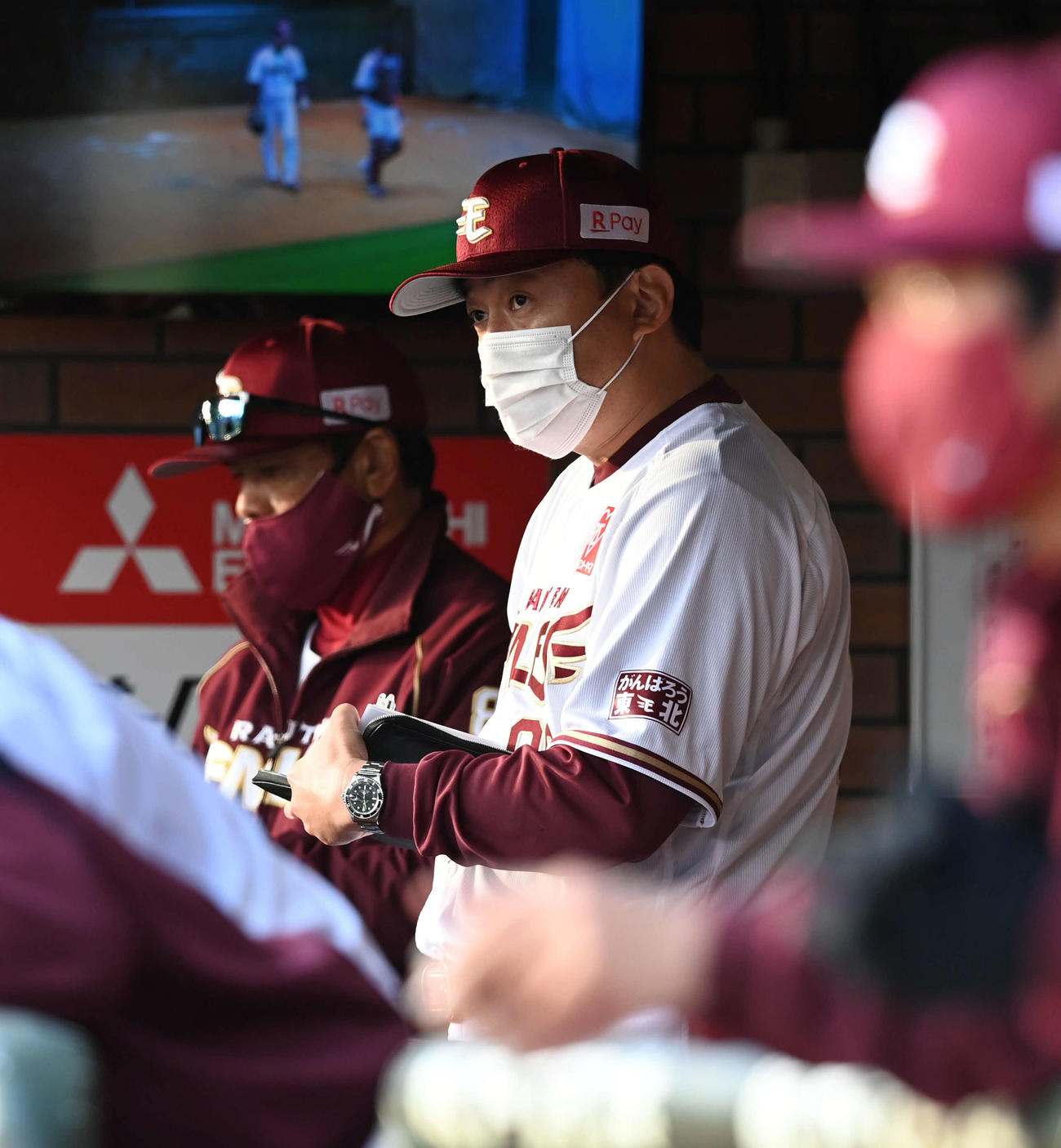 楽天対日本ハム　メモを取りながら戦況を見守る楽天石井GM兼監督（撮影・山崎安昭）