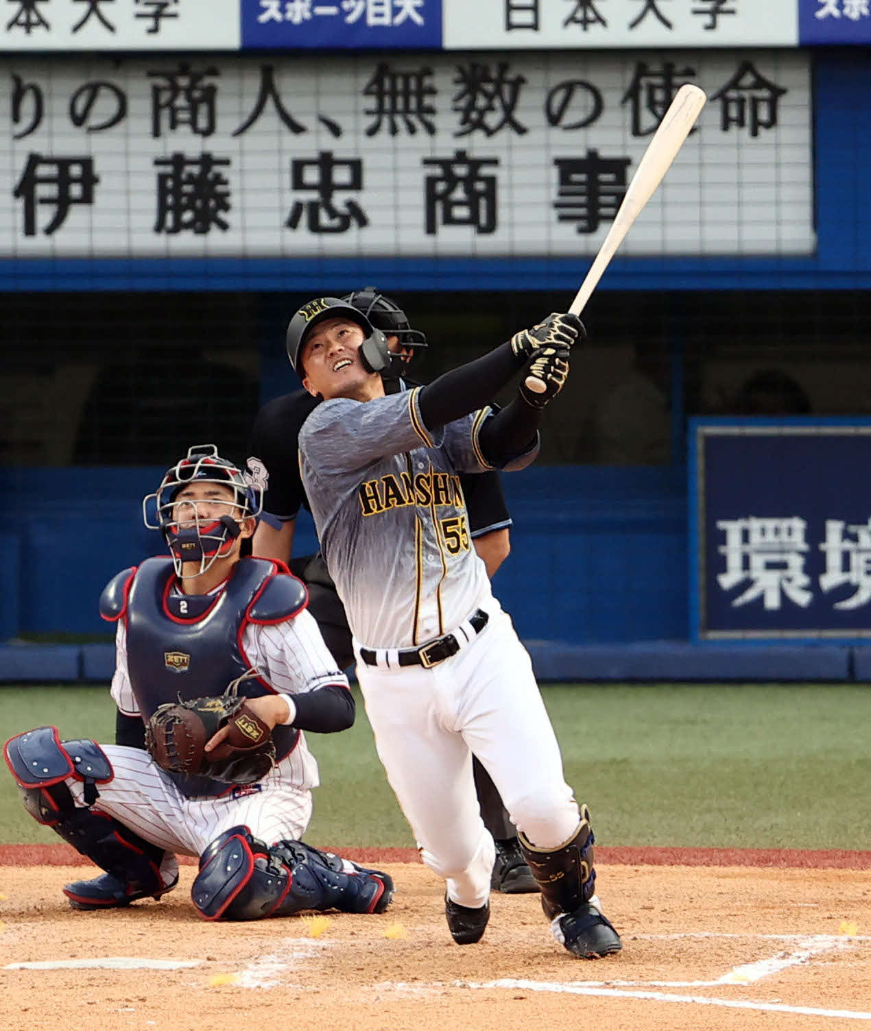 ヤクルト対阪神　9回表阪神無死、長谷川から右越え本塁打を放つ陽川（撮影・野上伸悟）