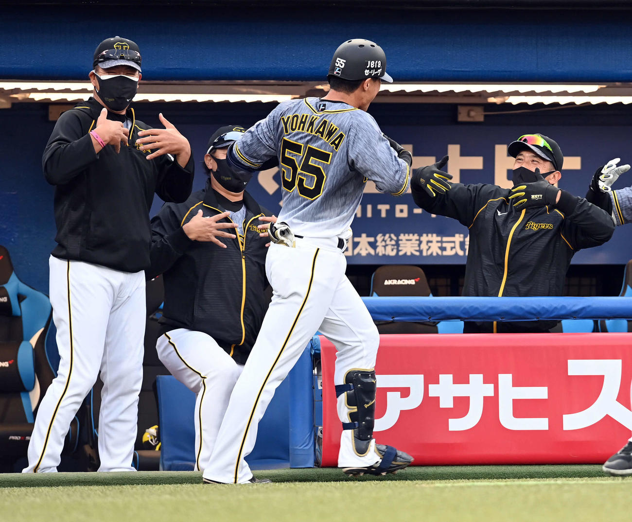 ヤクルト対阪神　9回表阪神無死、中越えに1号ソロ本塁打を放った陽川を迎える矢野監督（撮影・ たえ 見朱実）