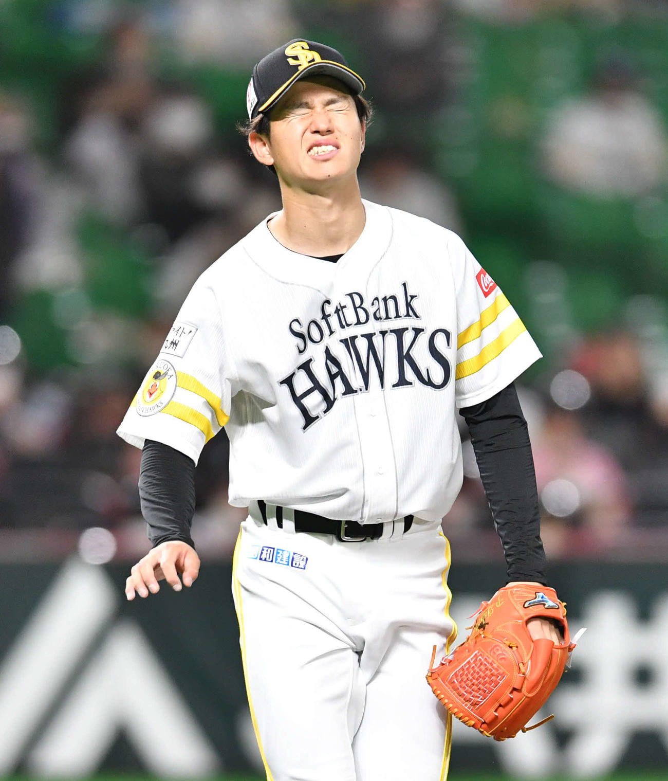 ソフトバンク対ロッテ　4回表ロッテ無死、中村奨に四球を与え、悔しそうに顔をゆがめる高橋礼（撮影・岩下翔太）