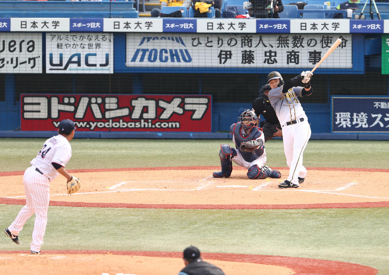 ヤクルト対阪神　3回表阪神無死一塁、田口から左二塁打を放つ大山（撮影・野上伸悟）