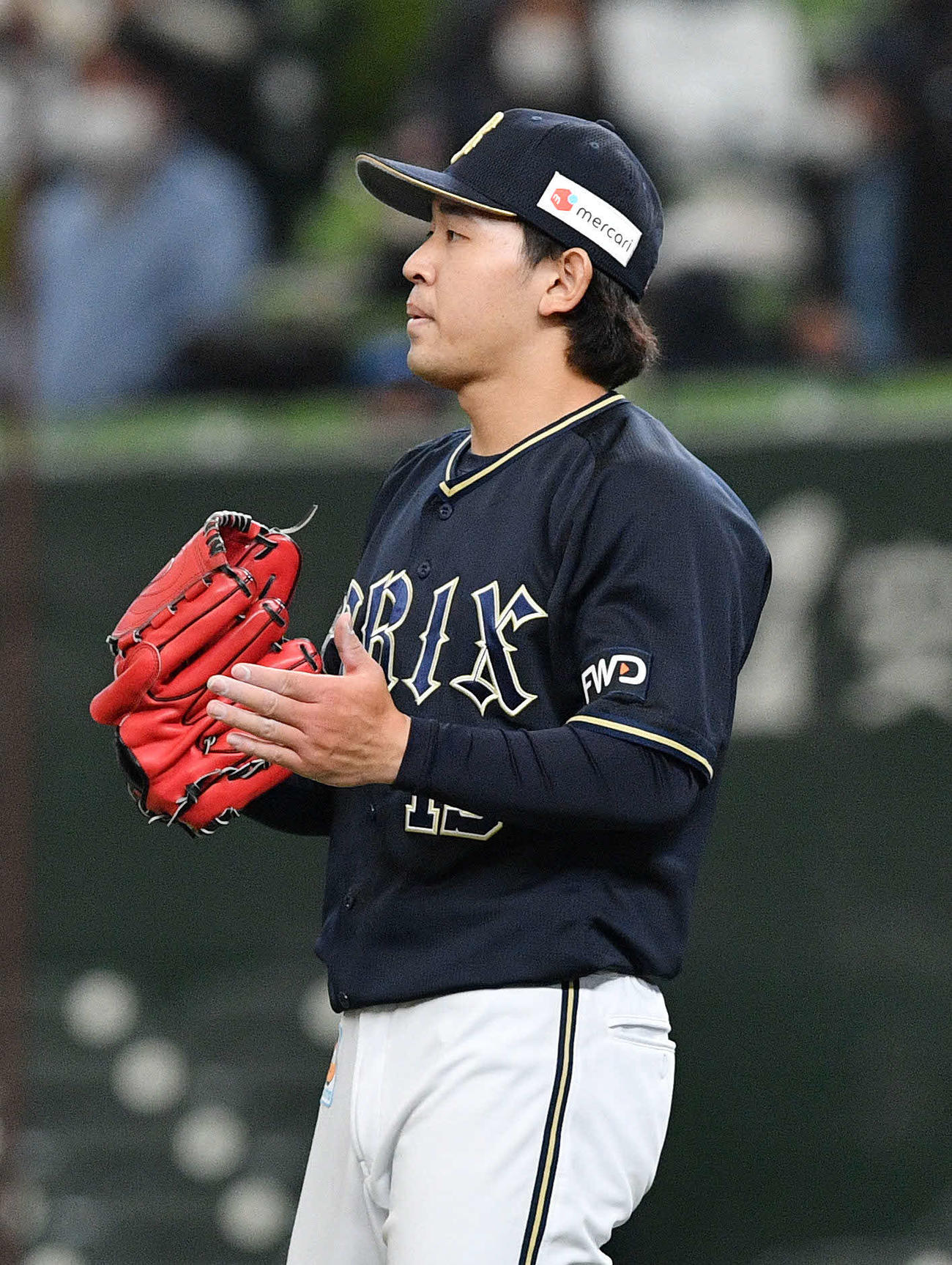西武対オリックス　7回裏西武2死満塁、金子を遊飛に仕留めグラブをたたく宮城（撮影・滝沢徹郎）