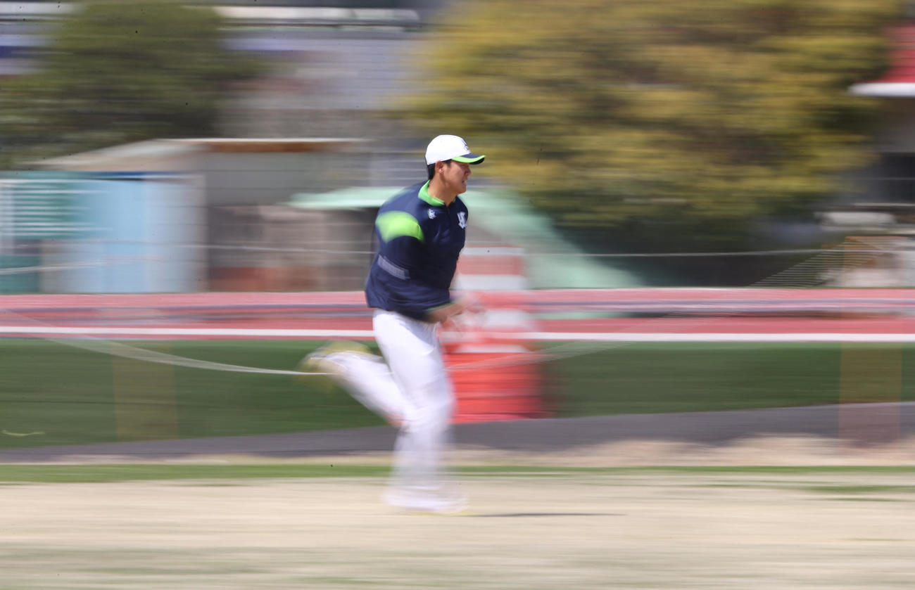 練習でダッシュを繰り返すヤクルト奥川（撮影・野上伸悟）