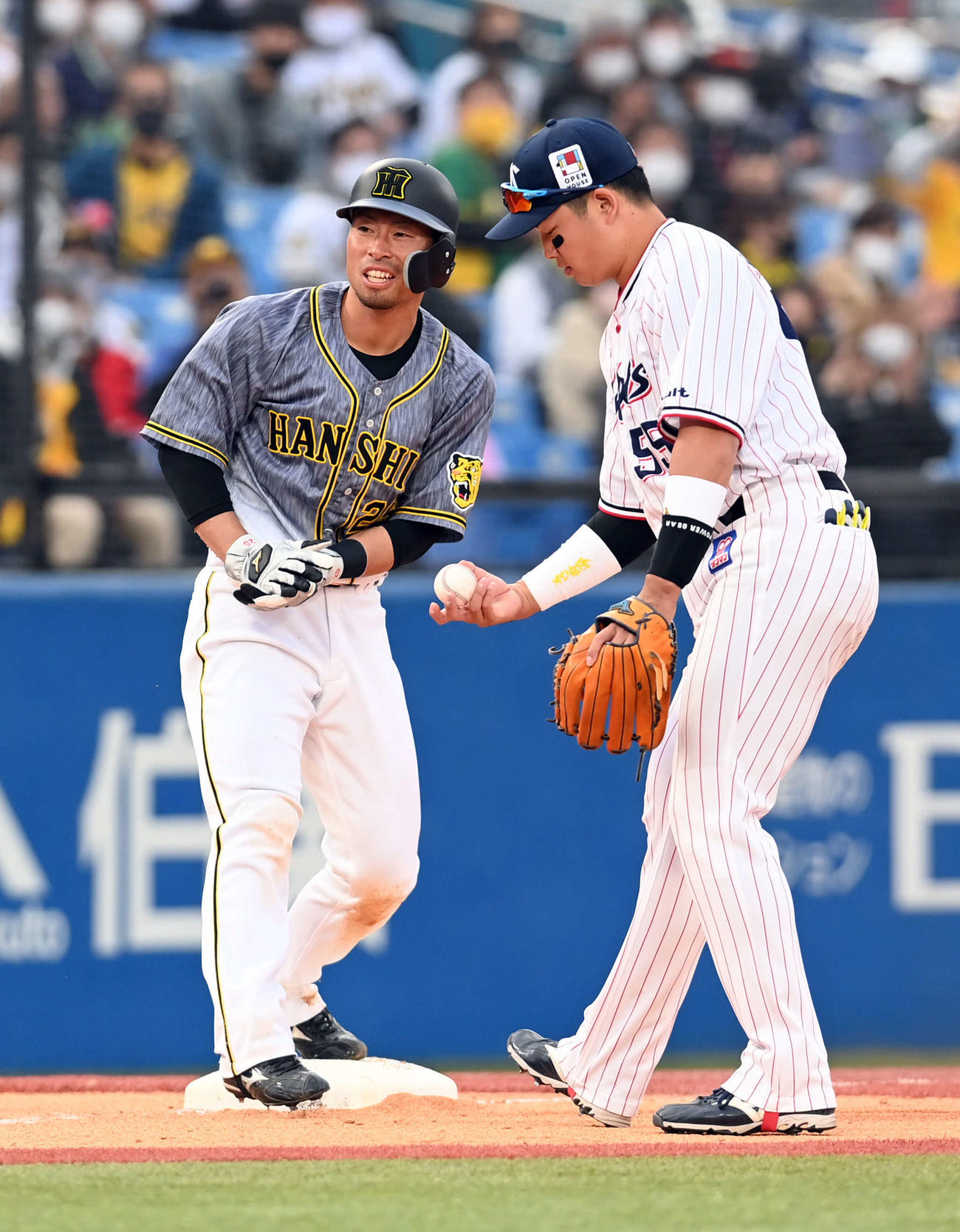 ヤクルト対阪神　9回表阪神2死二塁、三盗を決める代走江越（撮影・ たえ 見朱実）
