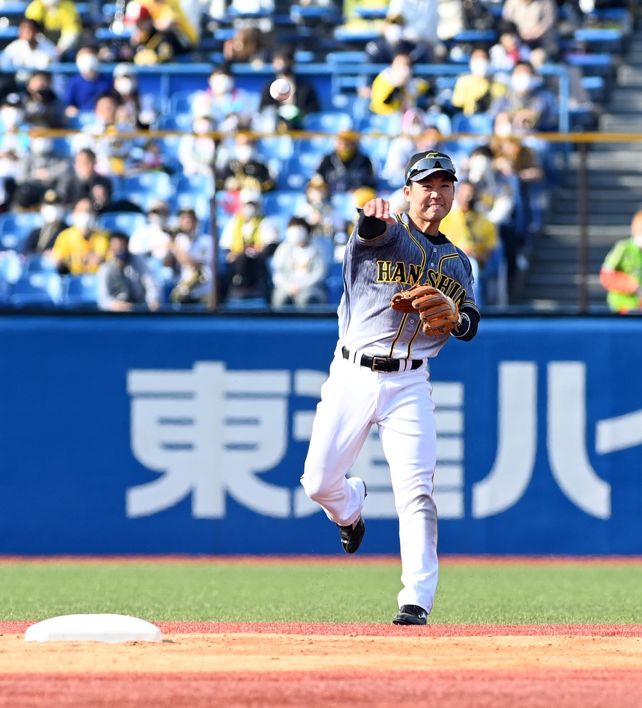 ヤクルト対阪神　4回裏ヤクルト無死、山田哲人の打球を好捕する山本（撮影・ たえ 見朱実）