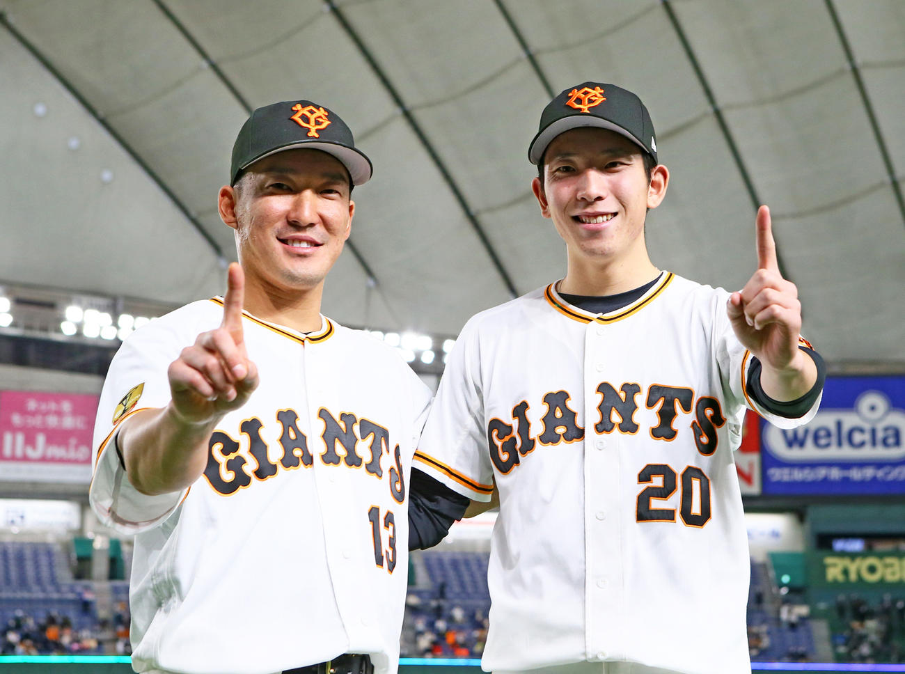 移籍後初本塁打の巨人梶谷（左）と今季1勝目の戸郷はポーズを決め笑顔（撮影・足立雅史）