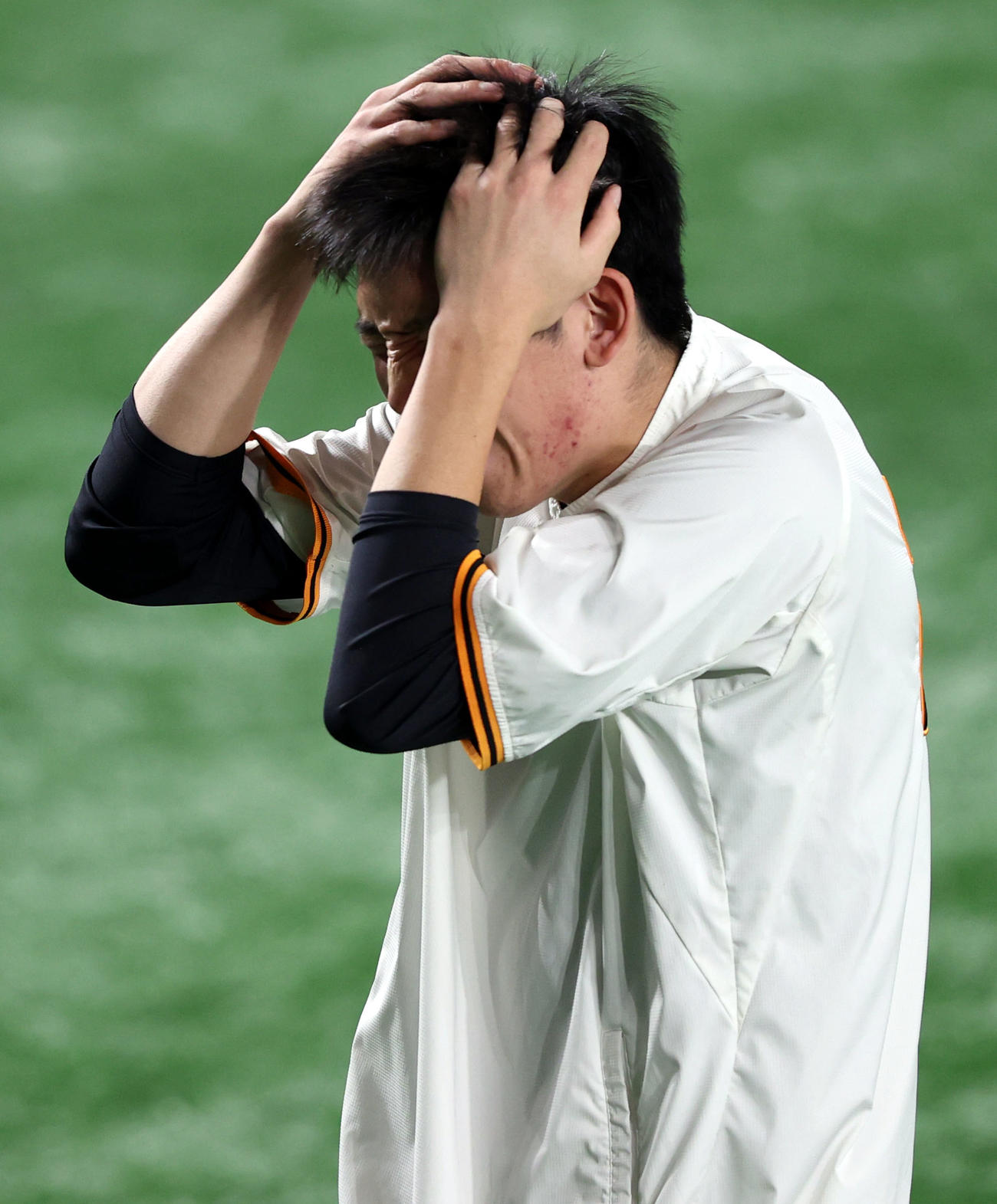 26日、試合前の練習で打球が頭に当たり、痛がる巨人戸郷