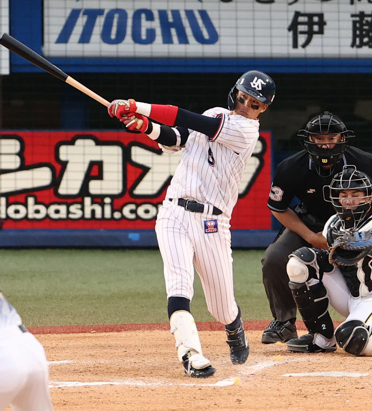 ヤクルト対阪神　9回裏ヤクルト無死一塁、桑原から右越えにプロ初本塁打を放つ元山（撮影・野上伸悟）