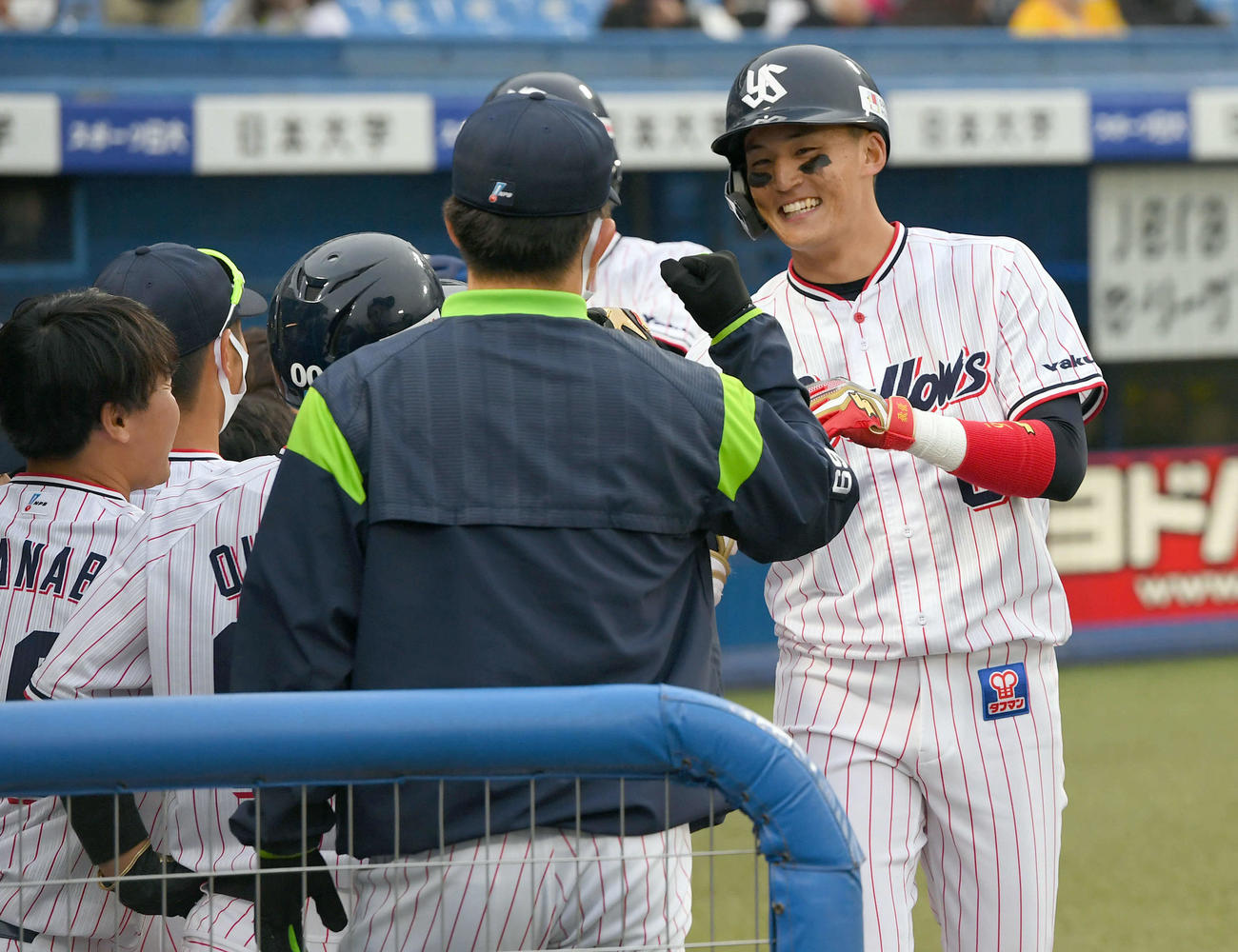 ヤクルト対阪神　9回裏ヤクルト無死一塁、右越えにプロ初本塁打を放った元山は、笑顔でナインとタッチを交わす（撮影・ たえ 見朱実）