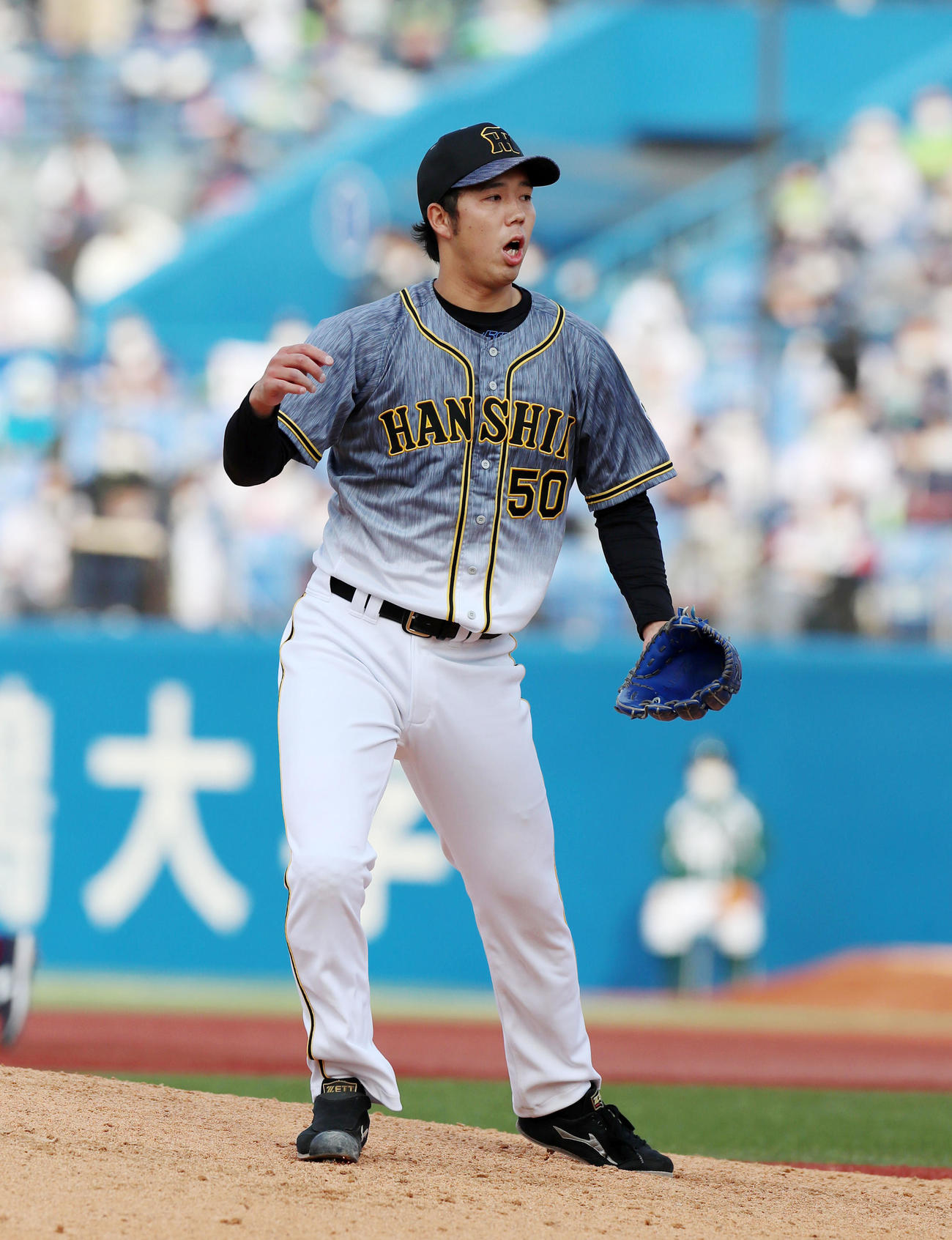 青柳は山田から三振を奪い気合の入った表情を見せる（撮影・加藤哉）