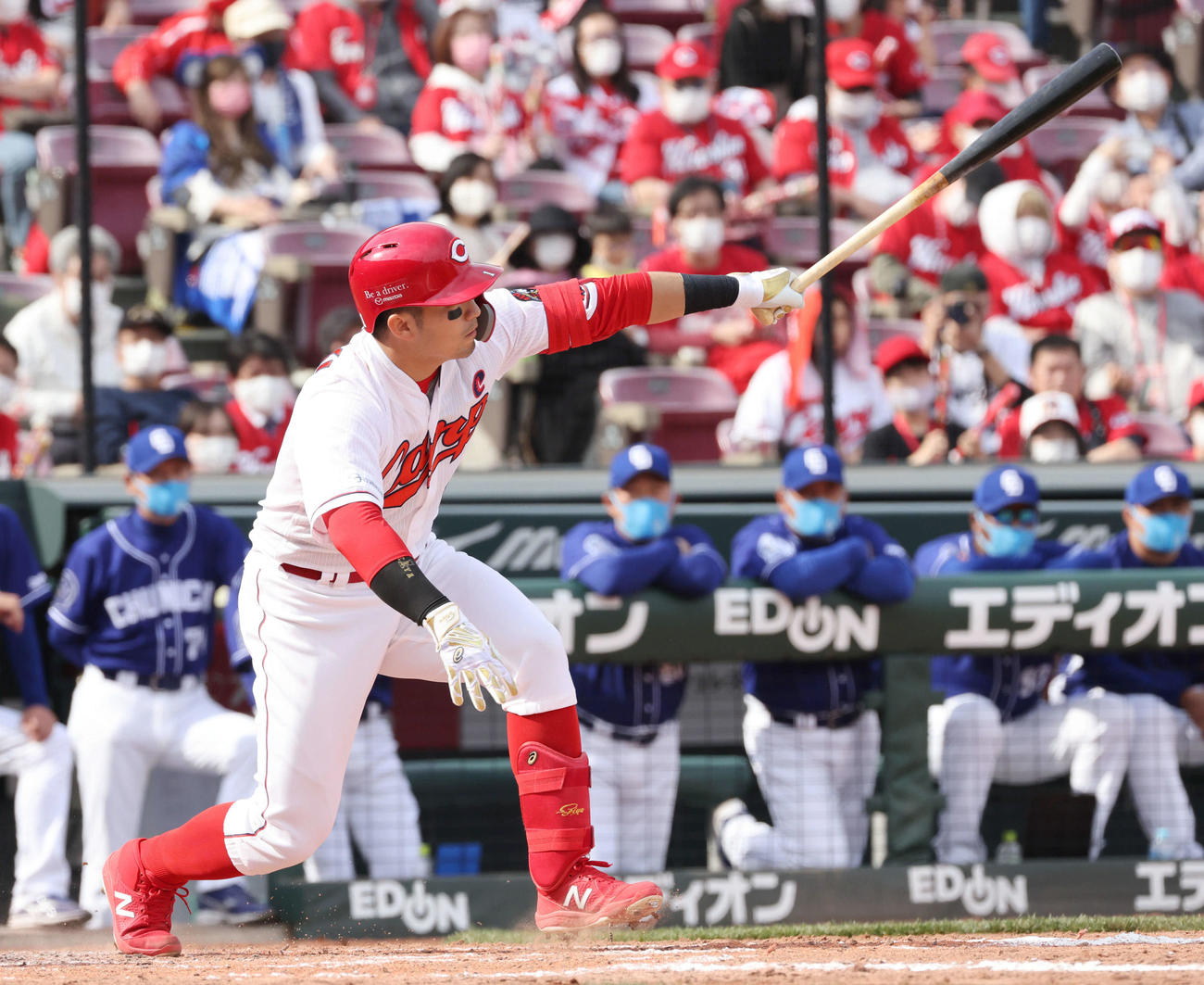 鈴木誠は勝ち越しの左適時打を放つ（撮影・加藤孝規）
