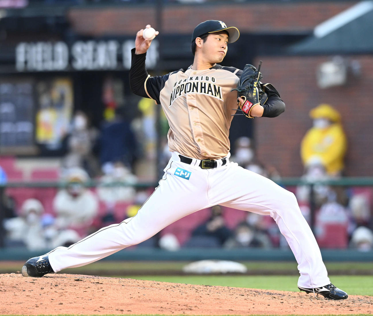 楽天対日本ハム　日本ハム4番手で登板する長谷川（撮影・山崎安昭）