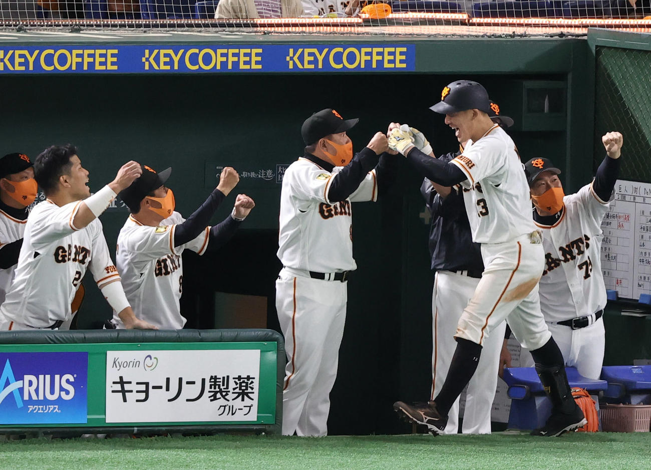 巨人対DeNA　7回裏巨人2死満塁、満塁弾を放った梶谷（右）をグータッチで迎える原監督（撮影・狩俣裕三）
