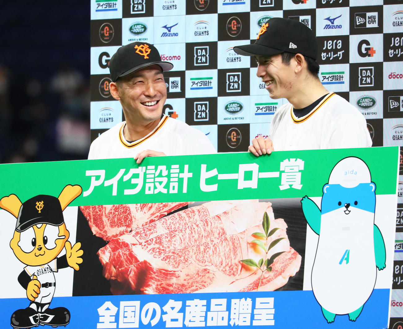 巨人対DeNA　お立ち台で笑顔を見せる巨人の梶谷（左）と戸郷（撮影・足立雅史）