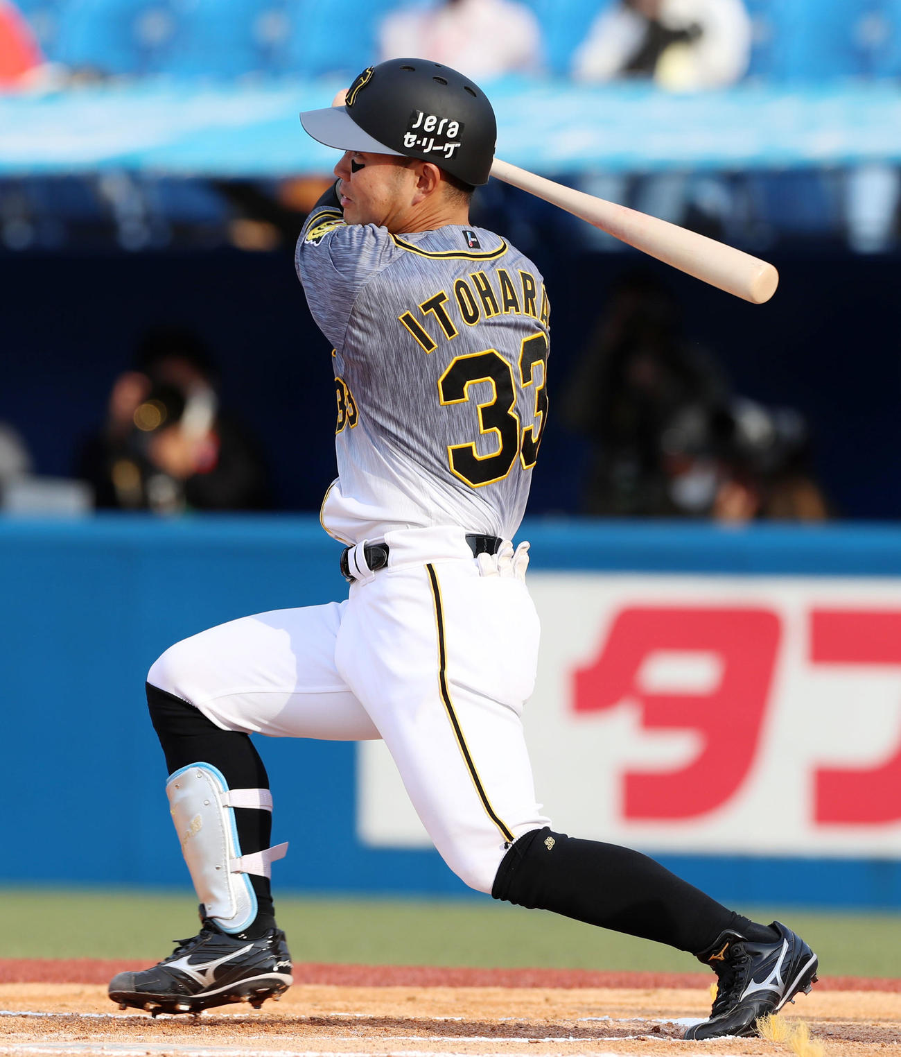 糸原は中前適時打を放つ（撮影・加藤哉）