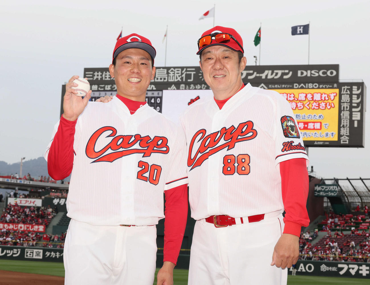 広島対中日　プロ初セーブの栗林（左）と佐々岡監督（撮影・加藤孝規）