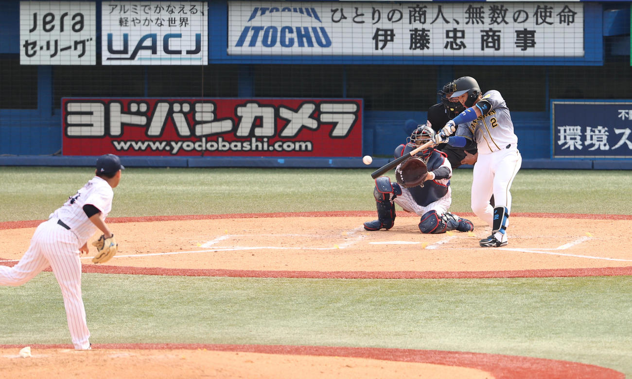 ヤクルト対阪神　3回表阪神1死満塁、田口から右2点適時二塁打を放つ梅野（撮影・野上伸悟）