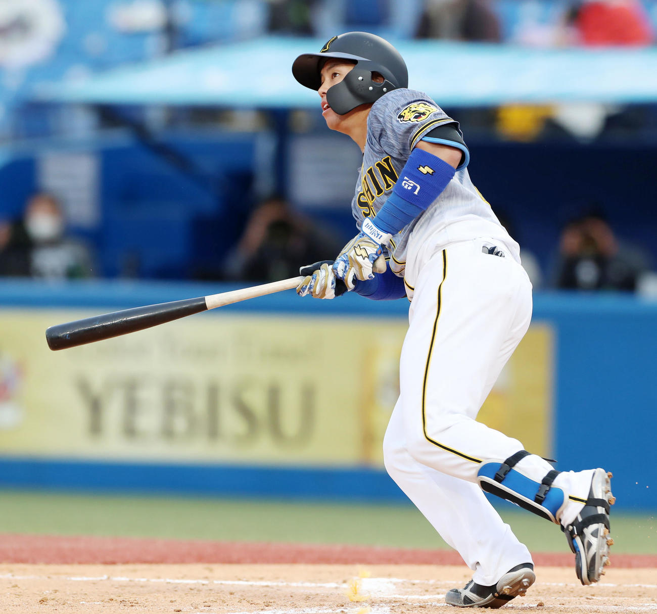 ヤクルト対阪神　9回表阪神1死三塁、梅野隆太郎は左越え適時二塁打を放つ（撮影・加藤哉）