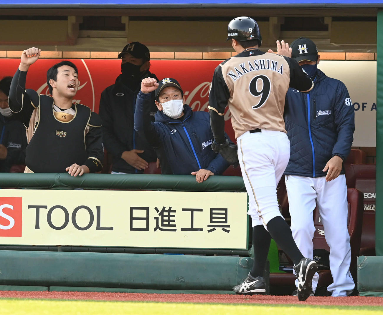 楽天対日本ハム　6回表日本ハム1死満塁、栗山監督（中央）は中田の適時打で生還した中島（右）とエアタッチ（撮影・山崎安昭）