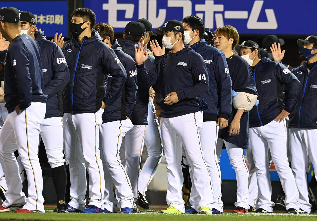 楽天対日本ハム　勝利球を手にチームメートを出迎える加藤（中央）（撮影・山崎安昭）