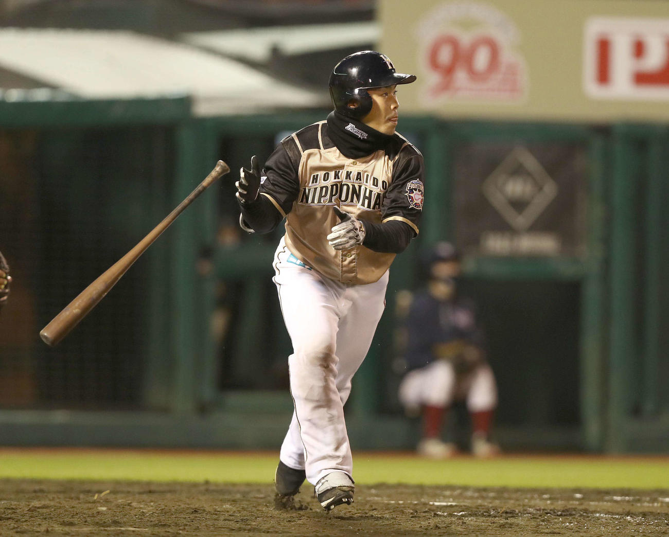 楽天対日本ハム　9回表日本ハム1死二、三塁、中越え2点適時三塁打を放つ近藤（撮影・黒川智章）