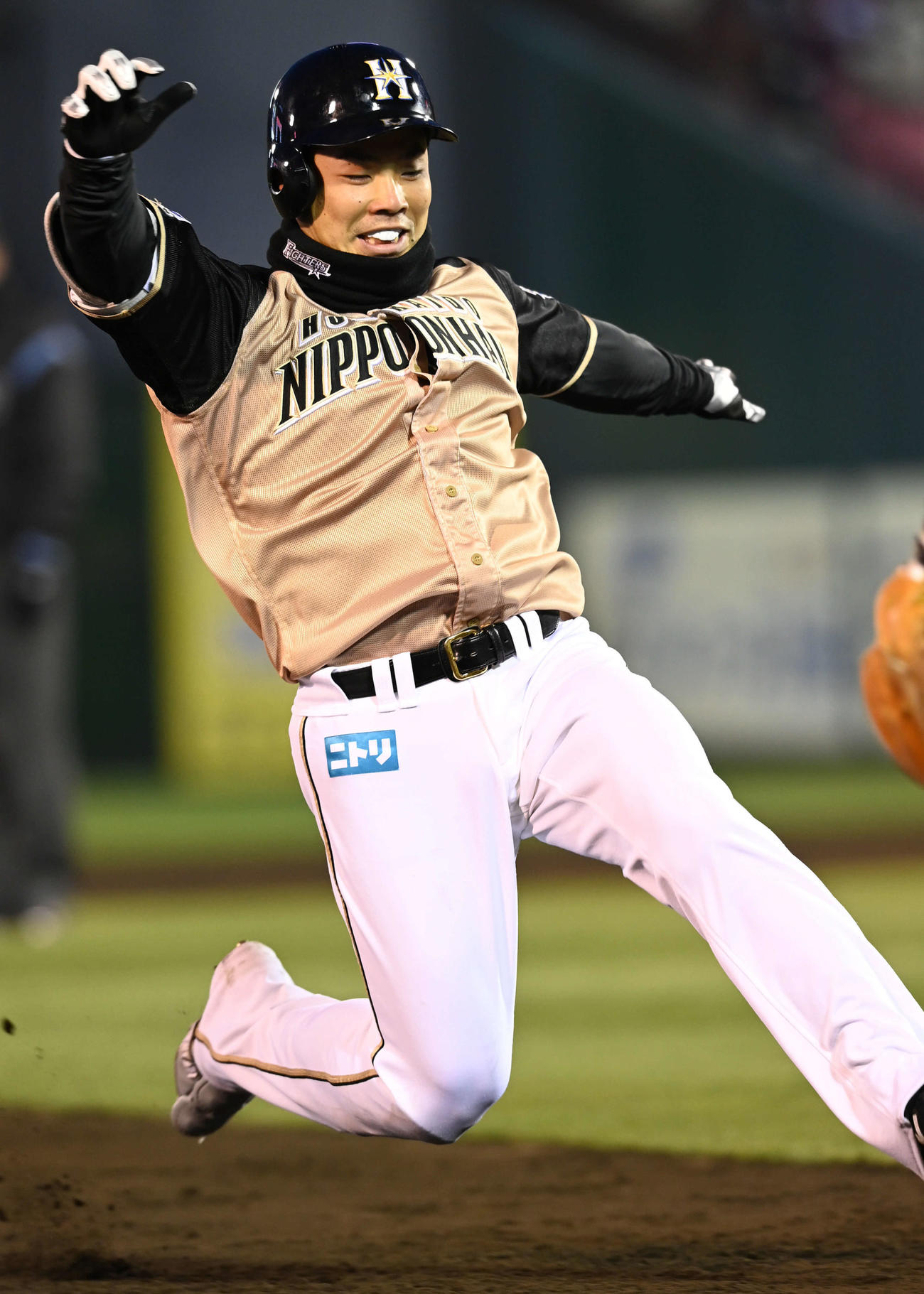楽天対日本ハム　9回表日本ハム1死二、三塁、近藤は中堅へ2点適時三塁打を放ち勢いよく滑り込む（撮影・山崎安昭）