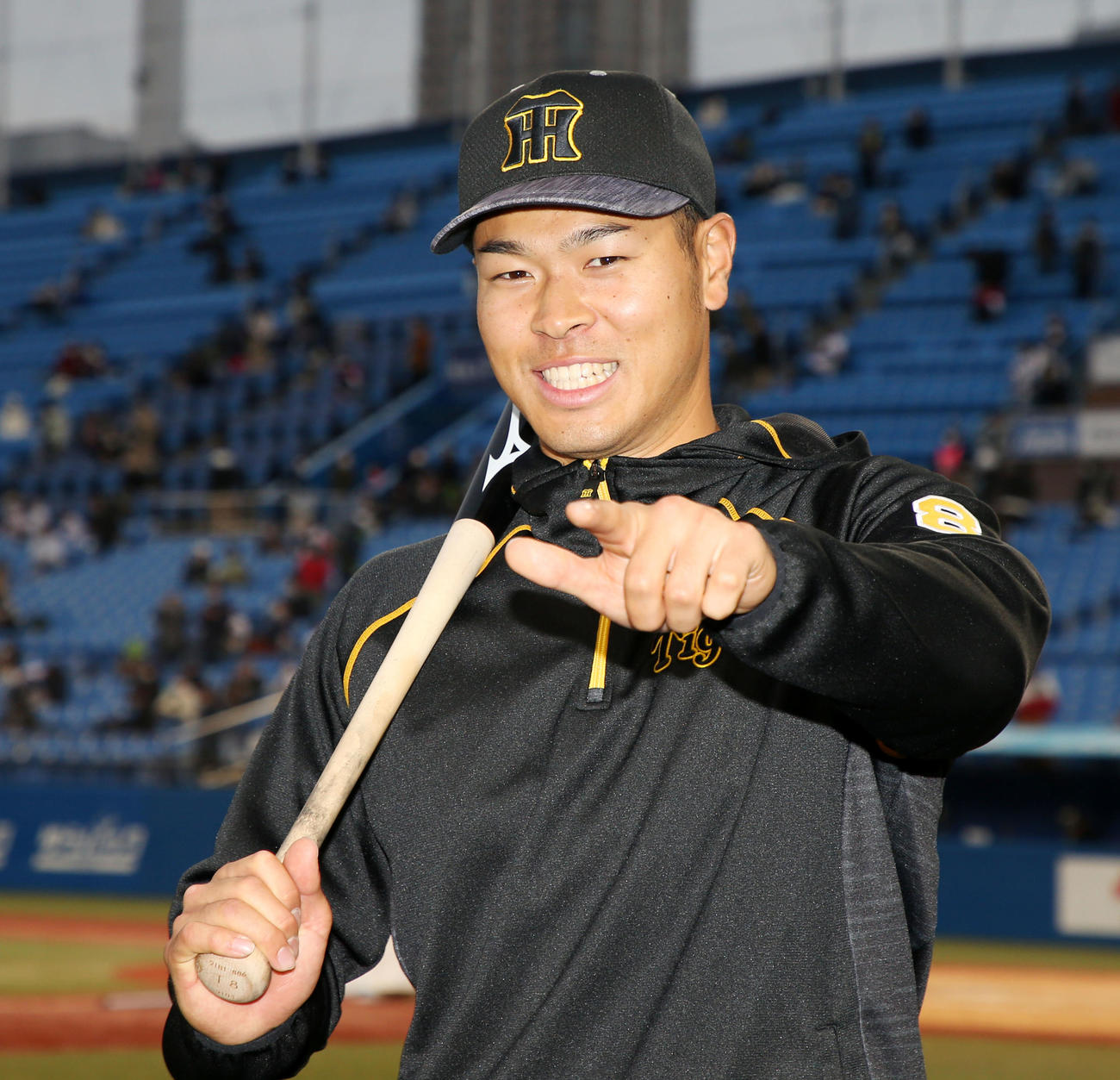 ヤクルト対阪神　Zポーズを決め写真に納まるプロ初本塁打を放った佐藤輝（撮影・加藤哉）
