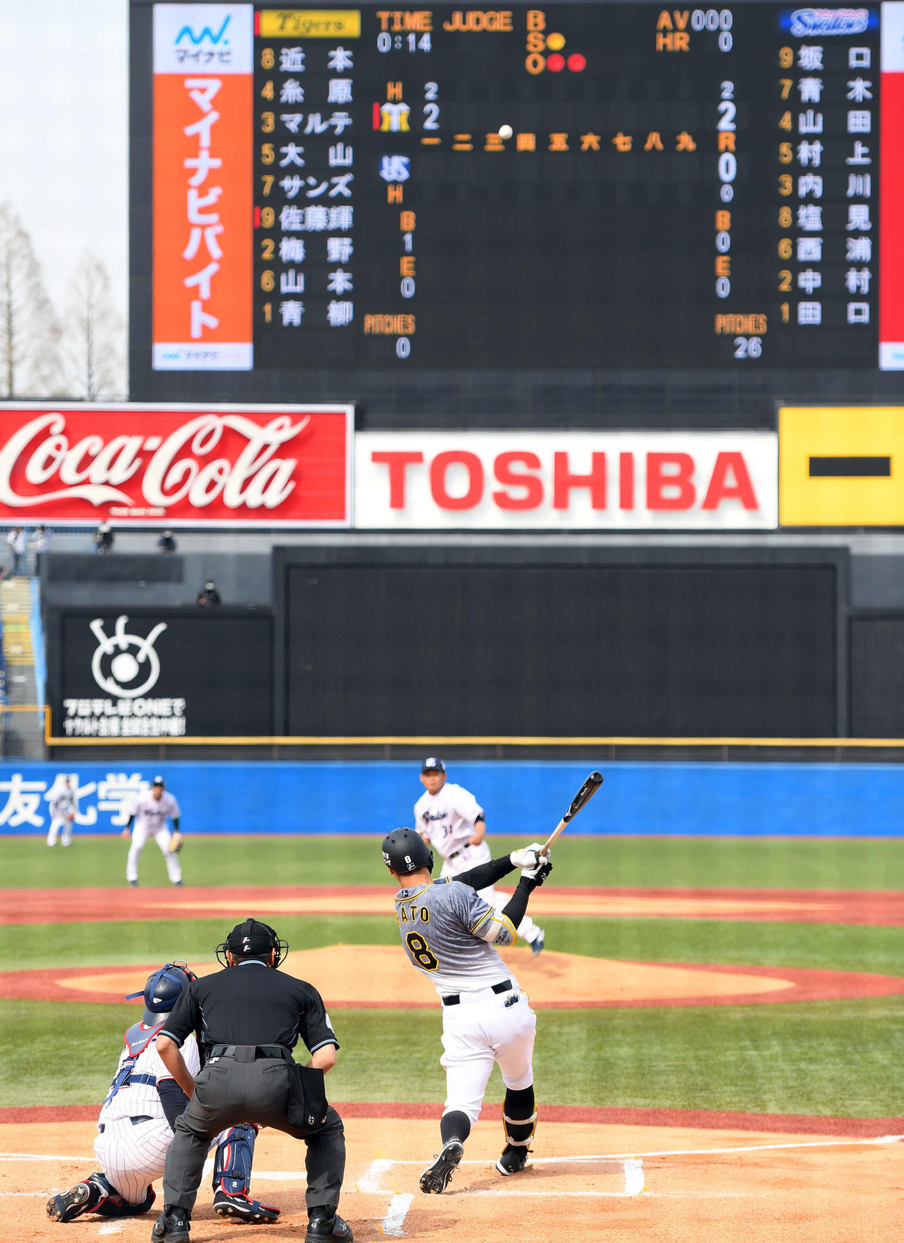 ヤクルト対阪神　1回表阪神2死三塁、中越えにプロ初本塁打を放つ佐藤輝（撮影・ たえ 見朱実）