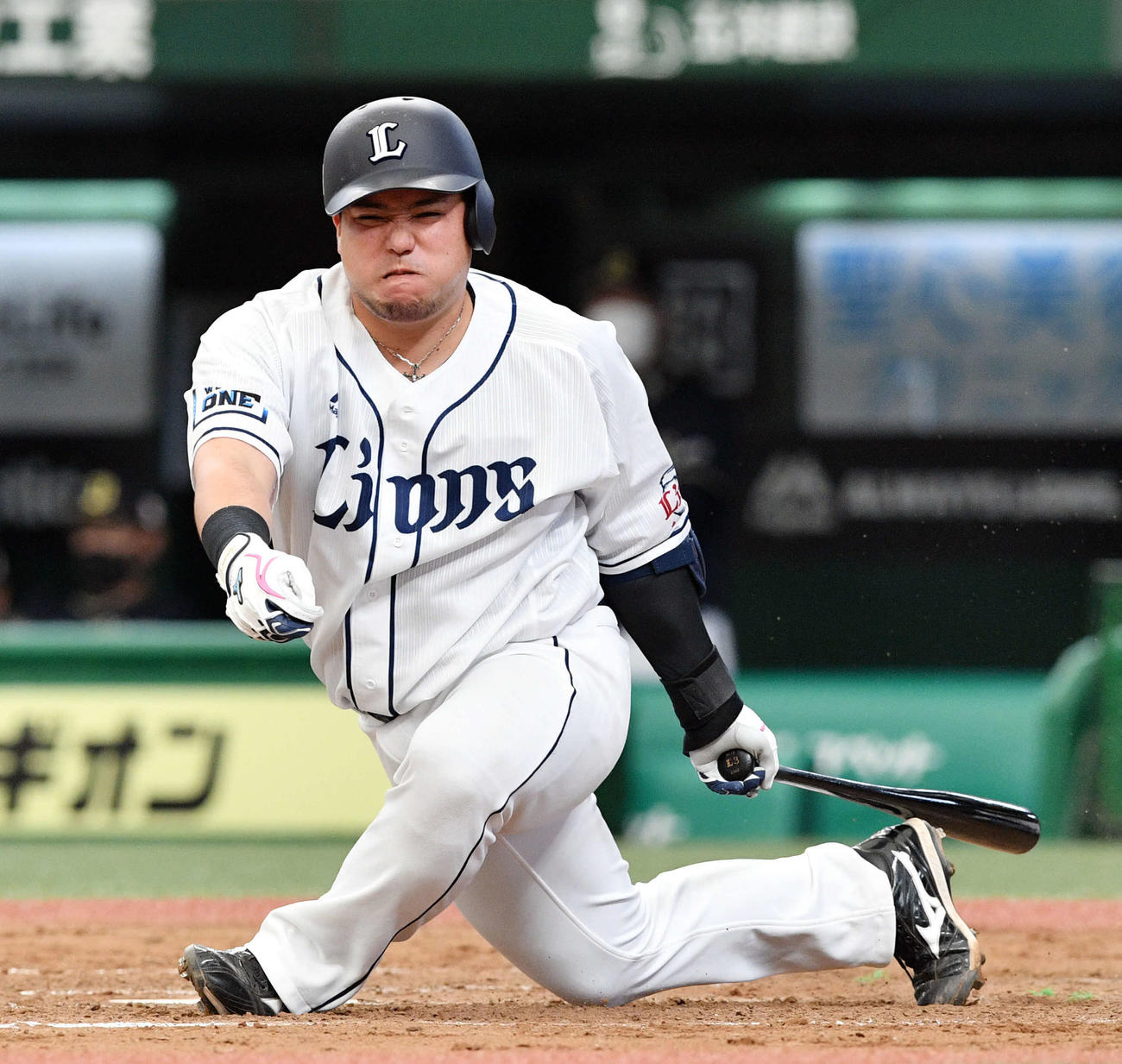 西武対オリックス　4回裏西武無死、空振り三振に倒れる山川（撮影・滝沢徹郎）