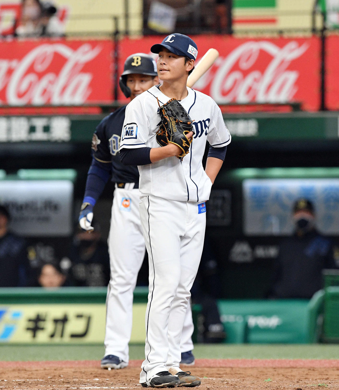 西武対オリックス　5回表オリックス2死二塁、暴投から進塁を許し冴えない表情の浜屋（手前）。奥は吉田正（撮影・滝沢徹郎）