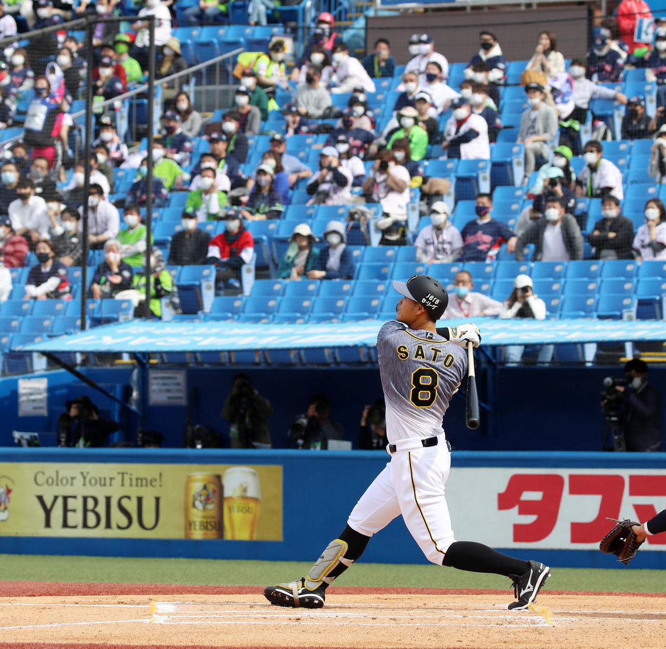26日、ヤクルト対阪神　1回表阪神2死三塁、佐藤輝は中越えにプロ初本塁打を放つ