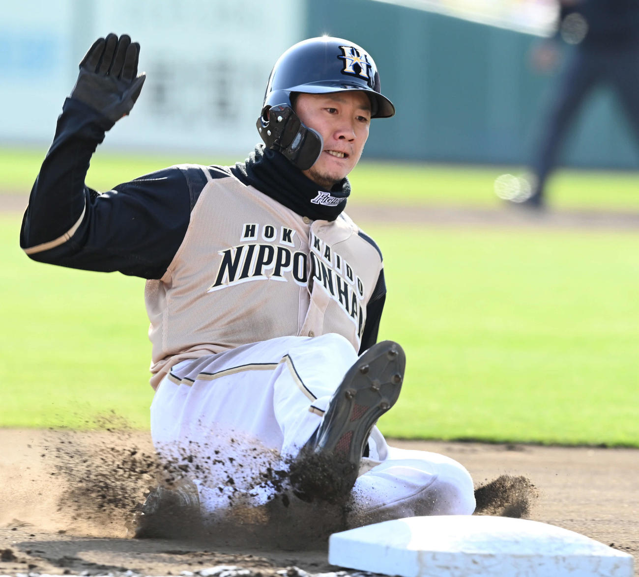 楽天対日本ハム　4回表日本ハム1死一、二塁、西川は近藤の中飛で三塁へ進む（撮影・山崎安昭）