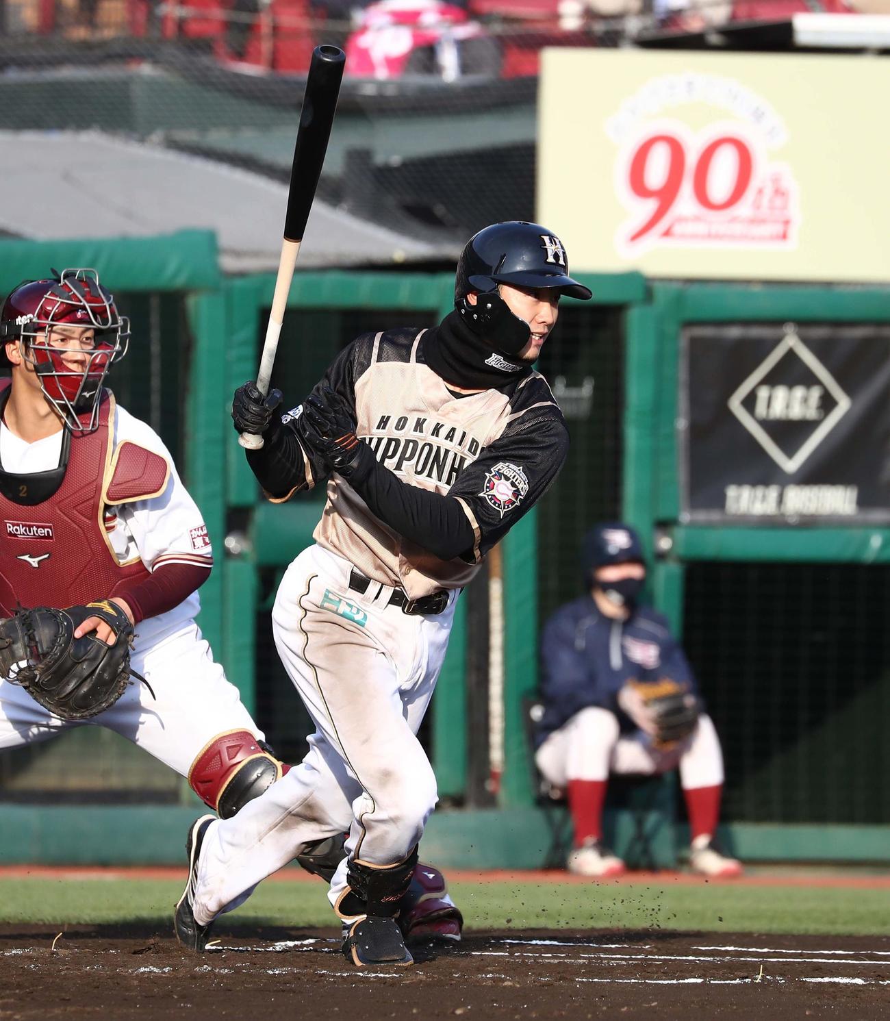 楽天対日本ハム　6回表日本ハム無死一塁、右前打を放つ西川（撮影・黒川智章）